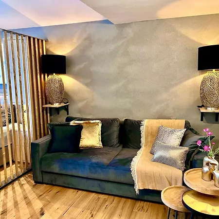 Apartment De *